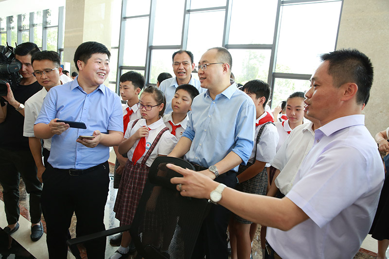 博科智能董事长马辉向区领导及小学生代表介绍科技产品