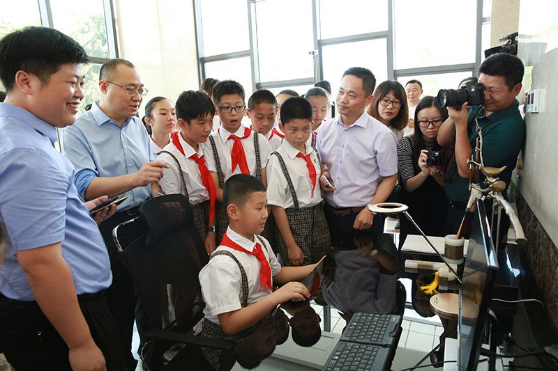 小学生代表在体验索拉家居物联网智能书桌